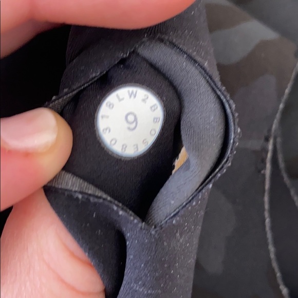 Lululemon Light Strides Bra Black Camo sz 6 - Picture 8 of 8